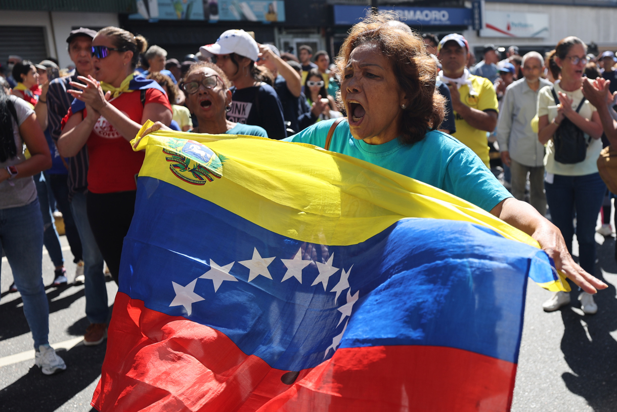 Simpatizantes del líder opositor venezolano Edmundo González Urrutia animan en una concentración este jueves, en Caracas (Venezuela). (Foto de Miguel Gutiérrez de la agencia EFE)