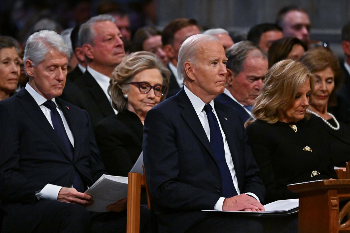 El expresidente estadounidense Bill Clinton, la exsecretaria de Estado Hillary Clinton, el presidente Joe Biden y la primera dama, Jill Biden, asisten a los servicios fúnebres de estado del expresidente estadounidense Jimmy Carter. (Foto de Ricky Carioti de la agencia EFE/EPA)