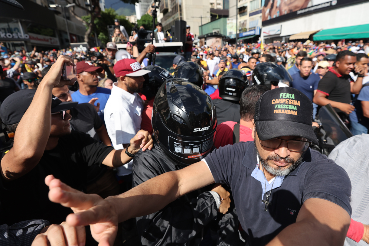 La líder antichavista María Corina Machado (c, casco negro) se retira de una manifestación este 9 de enero de 2025, en Caracas (Venezuela). (Foto de Miguel Gutiérrez de la agencia EFE)