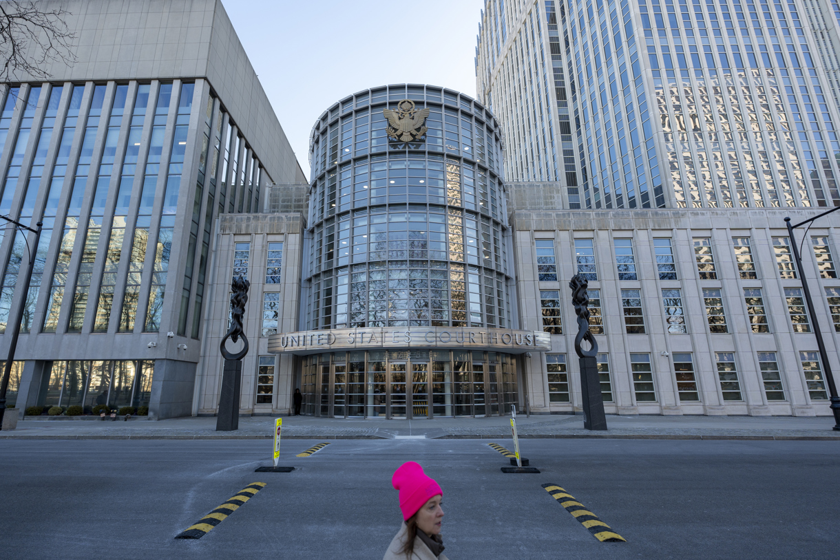 Una mujer camina frente al Tribunal Federal del Distrito Este, este miércoles en Nueva York (EUA). (Foto de Ángel Colmenares de la agencia EFE)