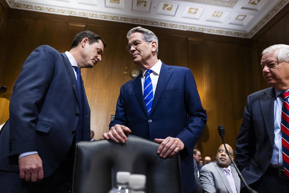 Scott Bessent (C), nominado por el presidente electo Donald Trump para ser secretario del Tesoro, testifica en su audiencia de confirmación ante el Comité de Finanzas del Senado, en Washington, DC, EUA, el 16 de enero de 2025. (Foto de Jim Lo Scalzo de la agencia EFE)