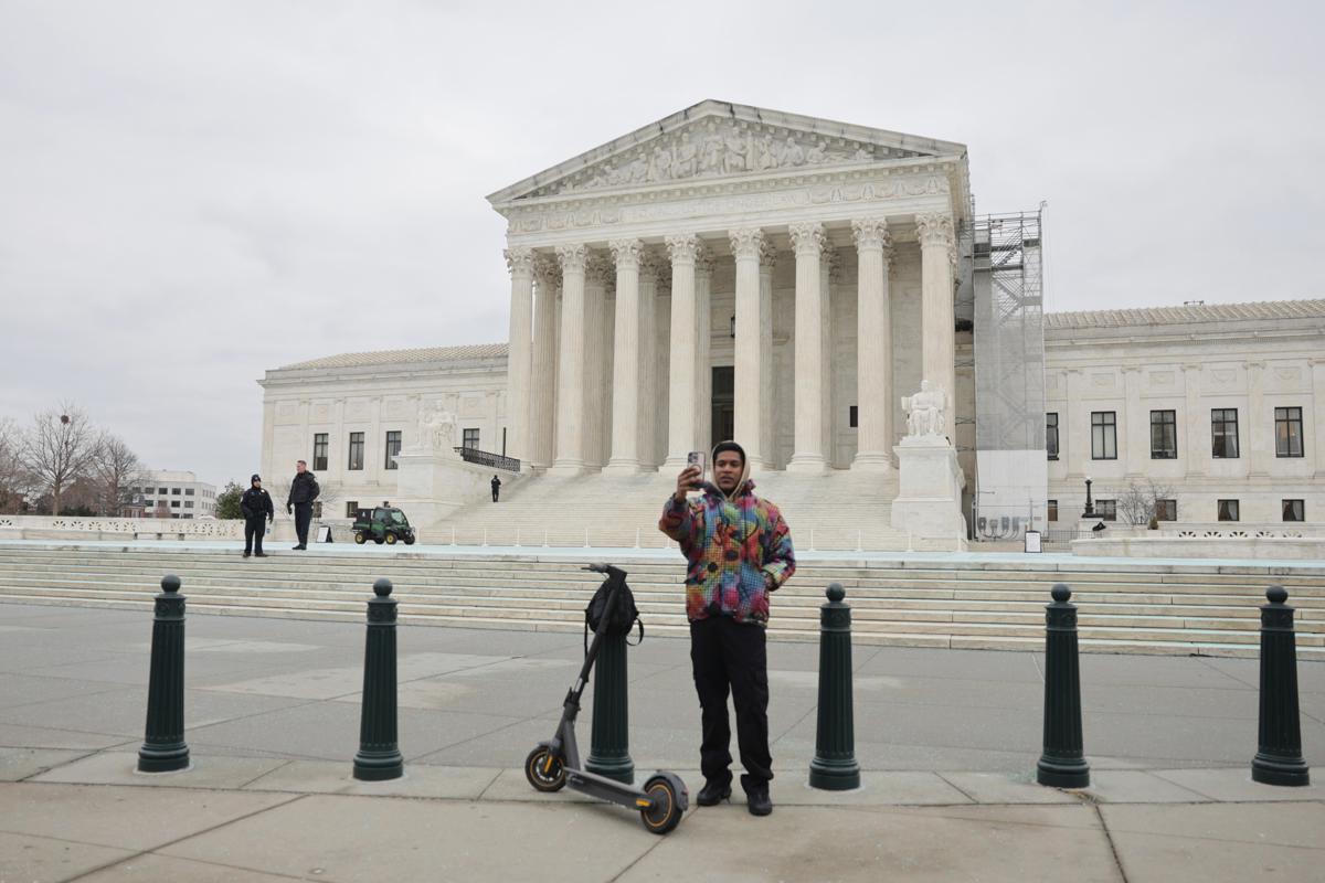 Una persona transmite en vivo a sus seguidores de TikTok en Washington, DC, EUA, 17 de enero de 2025. (Foto de Allison Dinner de la agencia EFE)