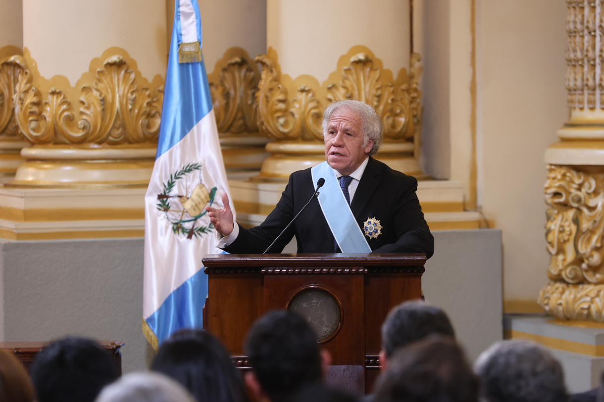 El secretario general de la OEA, Luis Almagro, habla al recibir una distinción honorífica en el Palacio Nacional de la Cultura este 10 de enero de 2025, en Ciudad de Guatemala (Guatemala). (Foto de Mariano Macz de la agencia EFE)