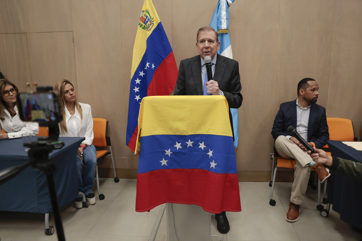 El líder opositor venezolano Edmundo González Urrutia habla en un encuentro con ciudadanos venezolanos residentes en Guatemala, este miércoles en la capital de ese país. (Foto de David Toro de la agencia EFE)