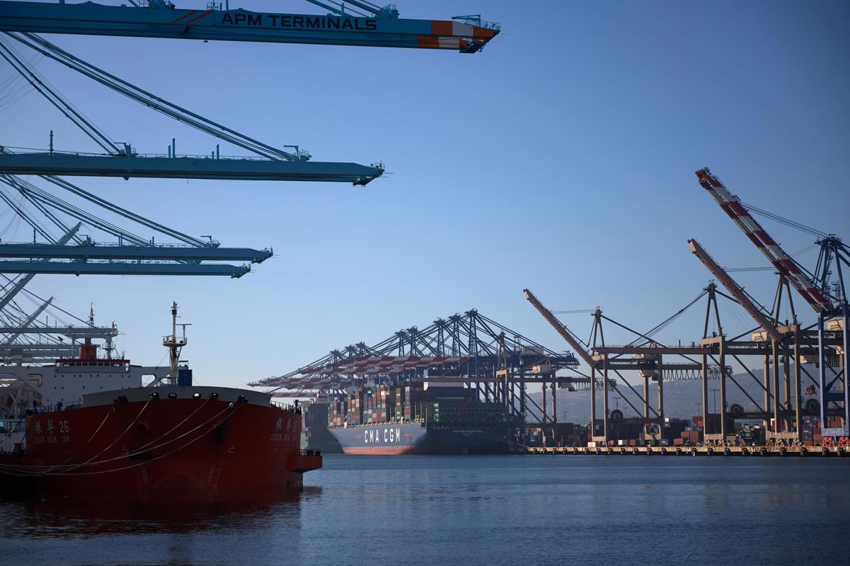 Fotografía de archivo de contenedores en el puerto de Los Ángeles (EUA). (Foto de Allison Dinner de la agencia EFE/EPA)