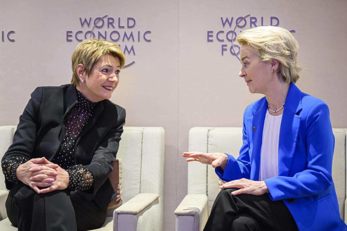 Imagen de este martes de la presidenta de la Comisión Europea, Úrsula von der Leyen (d), con la presidenta de Suiza, Karin Keller-Sutter (i) en Davos. (Foto de Laurent Gillieron de la agencia EFE/EPA)