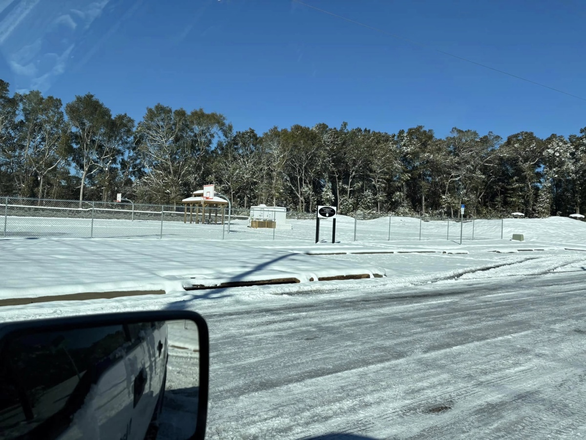 Fotografía cedida por el Ayuntamiento de Milton de una calle cubierta de nieve este miércoles, en Milton (Estados Unidos). (Foto de Ayuntamiento de Milton de la agencia EFE)