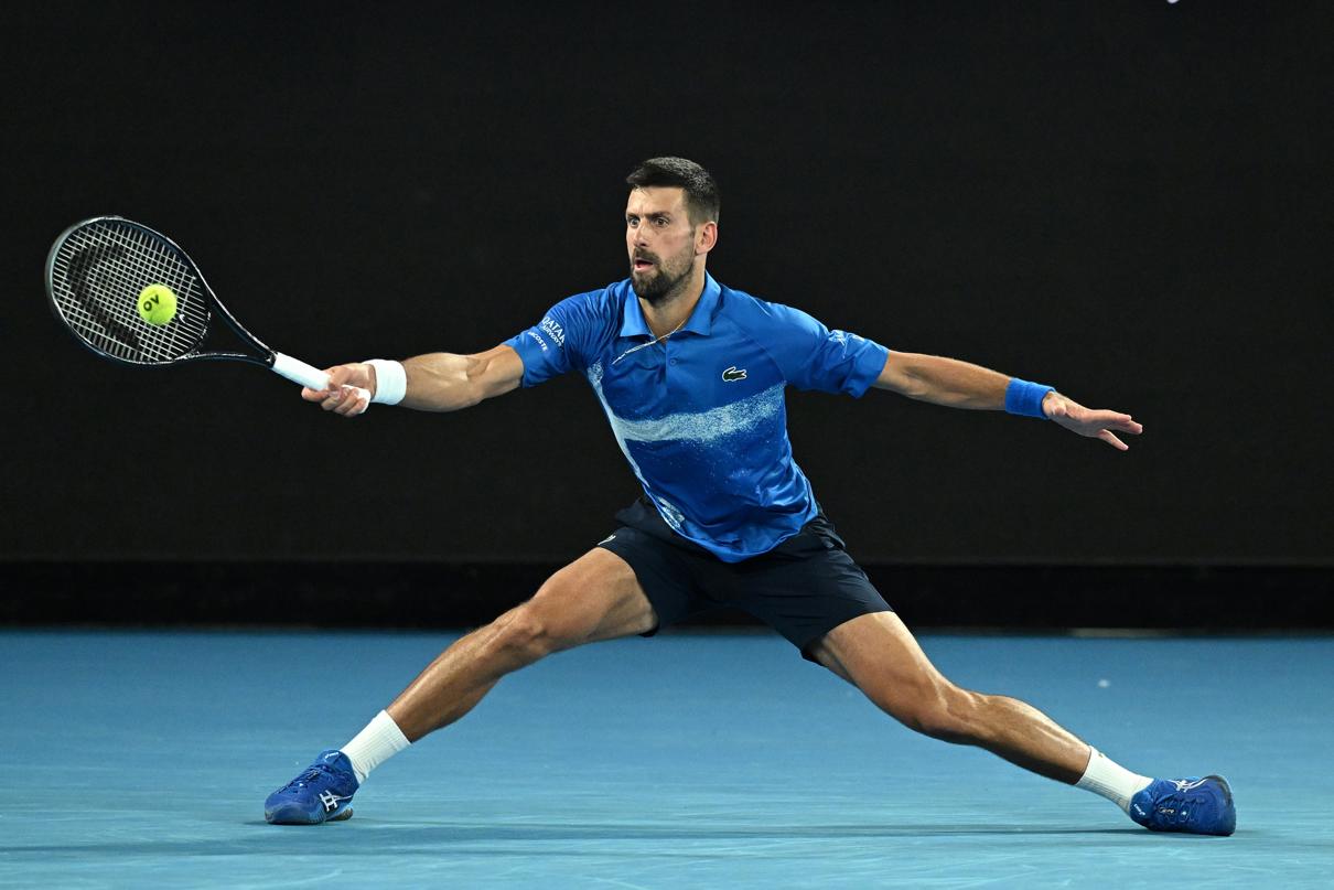 Novak Djokovic durante su duelo del abierto de Australia ante Jiri Lehecka. (Foto de James Ross de la agencia EFE/EPA/)