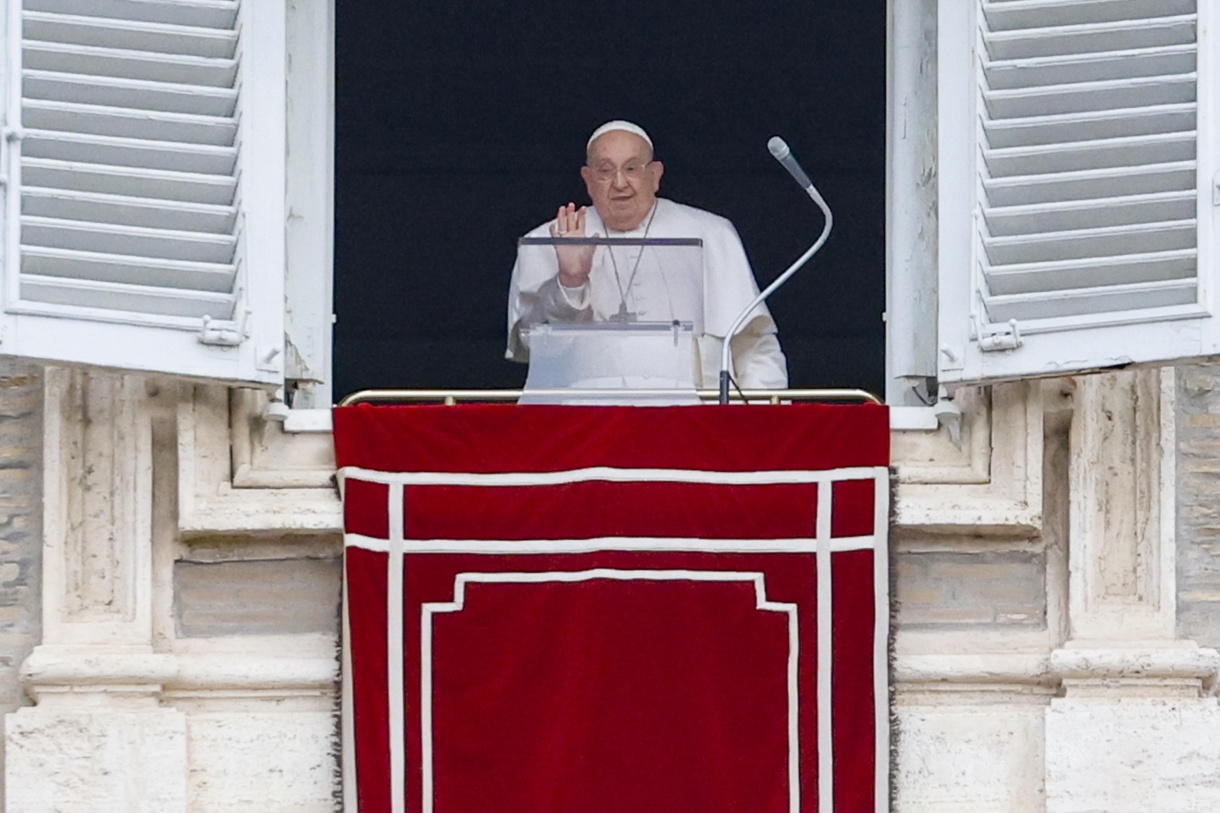 El papa Francisco dirige la oración del Angelus, la oración tradicional del domingo, desde la ventana de su oficina con vista a la Plaza de San Pedro, en el Vaticano, 19 de enero de 2025. (Foto de Fabio Frustaci de la agencia EFE/EPA)