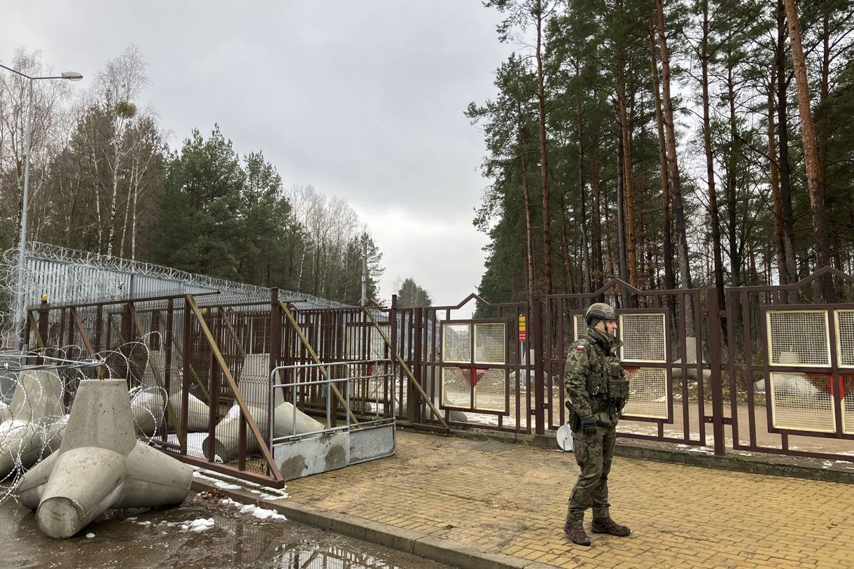 Un soldado monta guardia en la valla construida en la frontera polaca contra los ataques híbridos de Bielorrusia. Polonia avanza en la construcción del “Escudo del Este” en sus fronteras con Rusia y Bielorrusia a través de distintos tipos de barreras y obstáculos, desde estructuras antitanques, sistemas de vigilancia del espacio aéreo, equipos electrónicos y hasta posiblemente minas, con vistas a protegerse de una eventual invasión. (Foto de Marta Borrás de la agencia EFE)