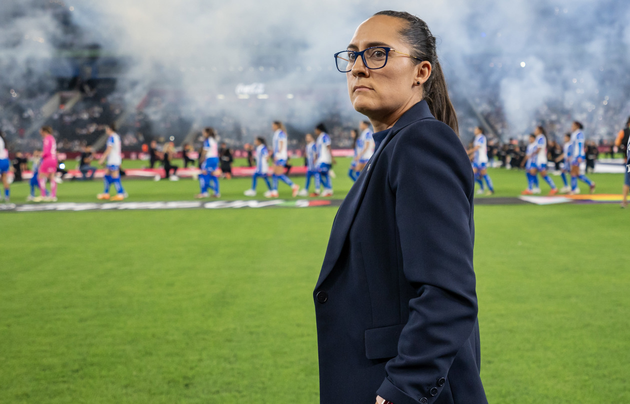 Imagen de archivo de la entrenadora de Rayadas Amelia Valverde en el estadio BBVA en Monterrey (México). (Foto de Miguel Sierra de la agencia EFE)