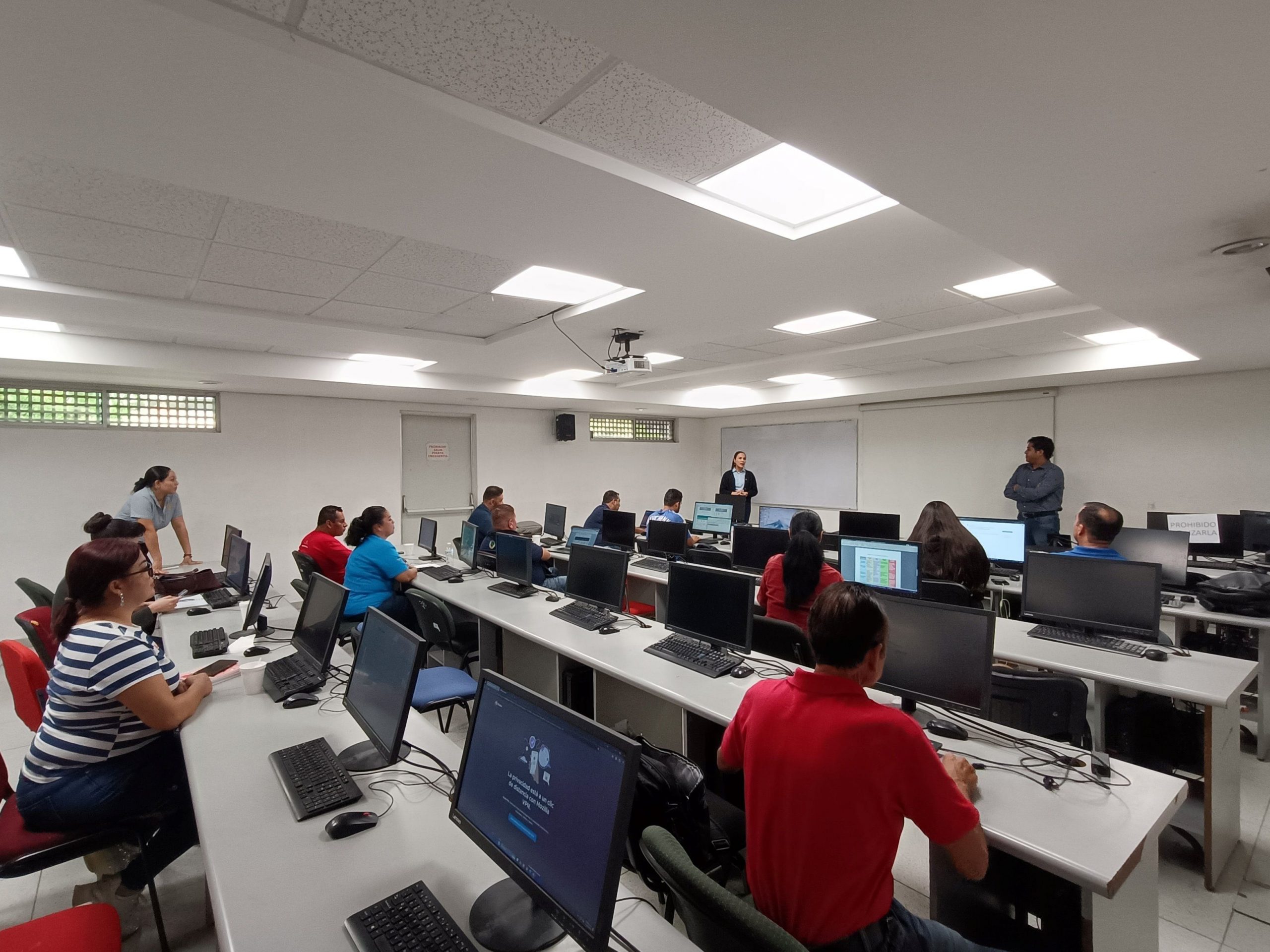 Los talleres son “Diseño y construcción de instrumentos para el proceso de evaluación” y “Gestión emocional”. (Foto de la Dirección General de Información de la UdeC)