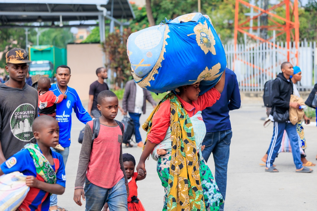 Imagen de refugiados con sus pertenencias tras cruzar la frontera desde Goma en la República Democrática del Congo hasta Gisenyi, Ruanda, el 27 de enero de 2025. (Foto de Moise Niyonzima de la agencia EFE/EPA)