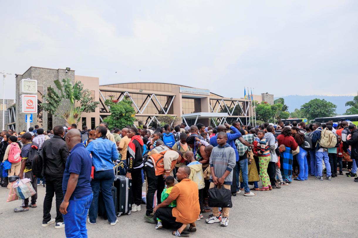 Refugiados cargan sus pertenencias después de cruzar la frontera desde Goma, en la República Democrática del Congo, hasta Gisenyi, Ruanda, el 27 de enero de 2025. (Foto de Moise Niyonzima de la agencia EFE/EPA)