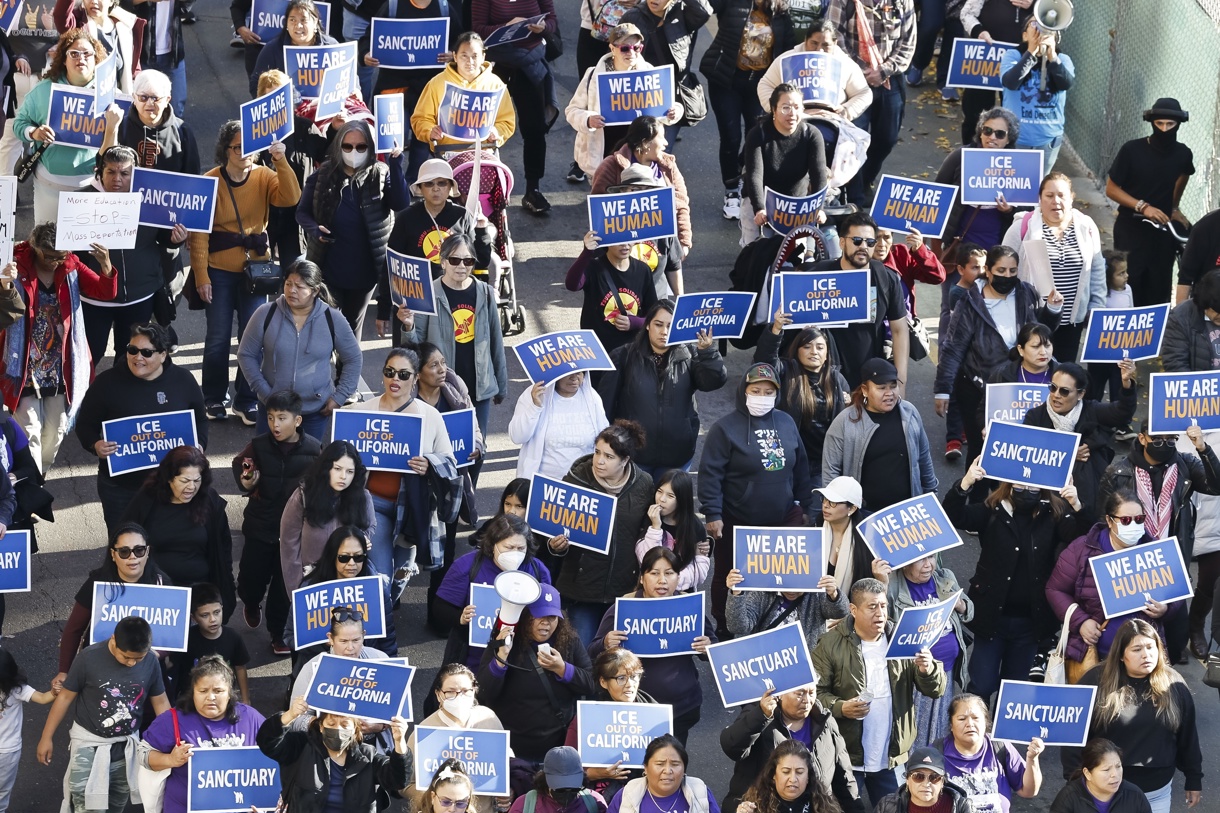 Fotografía de archivo de personas con pancartas en una manifestación en protesta contra las propuestas que está discutiendo la Administración entrante de Donald Trump para la deportación generalizada de inmigrantes ilegales en el Capitolio del Estado en Sacramento, California, EUA, el 2 de diciembre de 2024. (Foto de John G. Mabanglo de la agencia EFE/EPA)