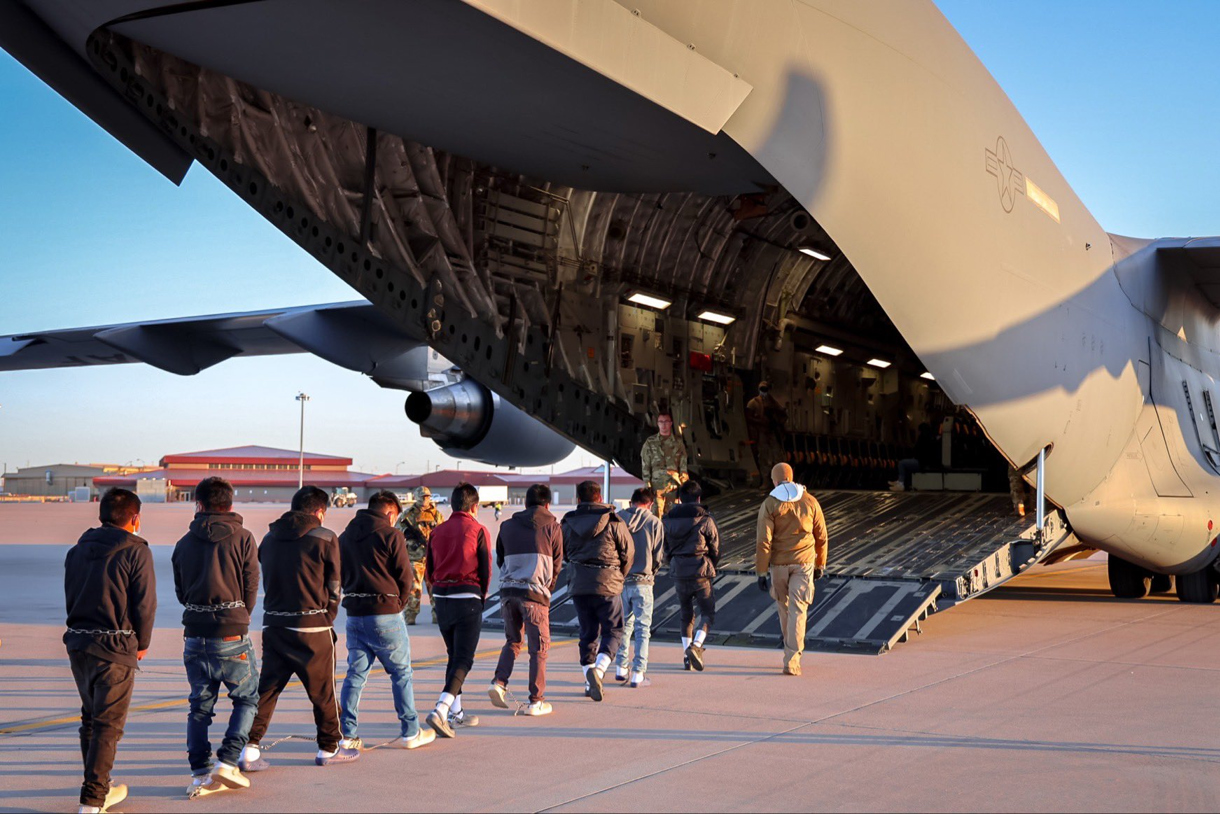 Fotografía tomada de la cuenta en X de la portavoz de la Casa Blanca, Karoline Leavitt, de migrantes ingresando a un avión para un vuelo de deportación. (Foto de @presssec/EFE)