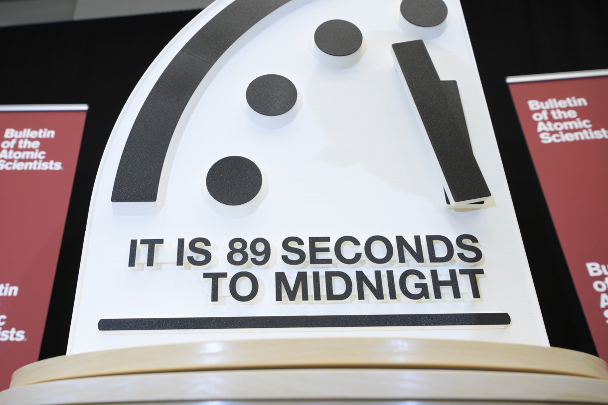 Fotografía del “Reloj del Juicio Final” del Boletín de Científicos Atómicos es exhibido este martes, durante una conferencia de prensa celebrada en el Instituto de Paz de los Estados Unidos en Washington (EUA). (Foto de Lenin Nolly de la agencia EFE)