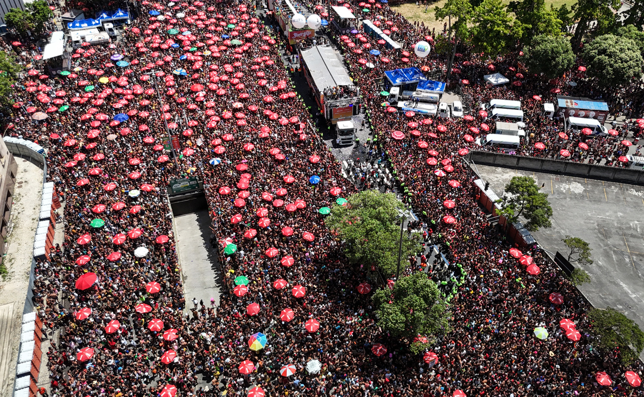 Fotografía de archivo tomada con un dron, de millones de personas participando de la comparsa “Blocoda Anitta” en el carnaval de Río de Janeiro (Brasil). (Foto de Antonio Lacerda de la agencia EFE)
