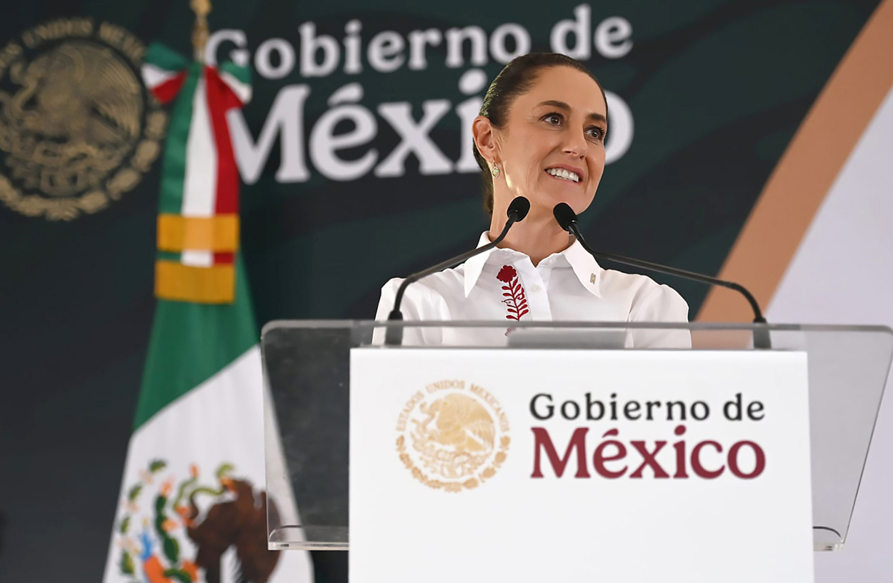 Fotografía cedida por la Presidencia de México de la mandataria mexicana, Claudia Sheinbaum, durante una gira de trabajo en el municipio de Chinantla este domingo, en el estado de Puebla (México). (Foto de Presidencia de México/ EFE)