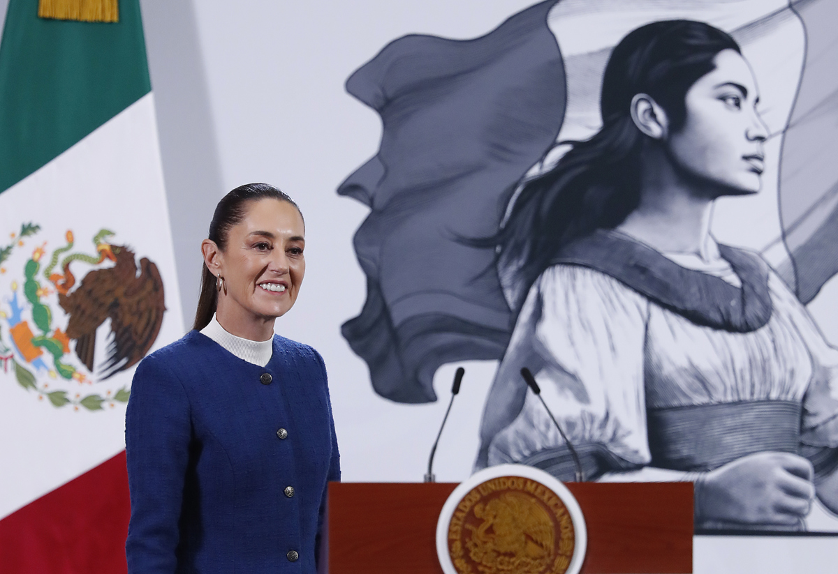 La presidenta de México, Claudia Sheinbaum, habla durante una rueda de prensa este miércoles, en el Palacio Nacional, en Ciudad de México (México). (Foto de Mario Guzmán de la agencia EFE)