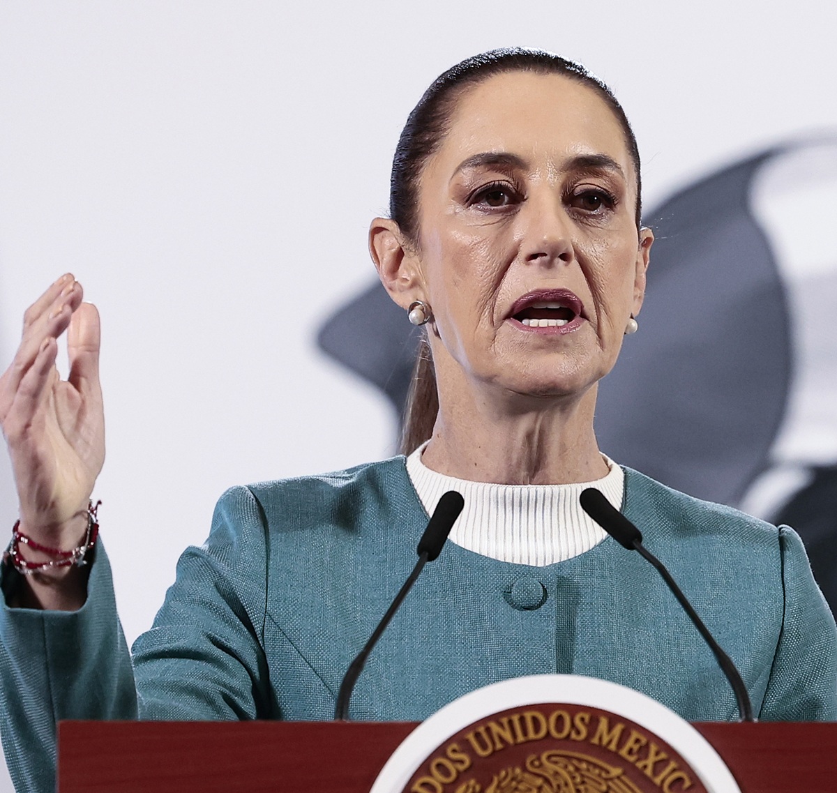 La presidenta de México, Claudia Sheinbaum, habla en una rueda de prensa este martes, en el Palacio Nacional en la Ciudad de México (México). (Foto de José Méndez de la agencia EFE)