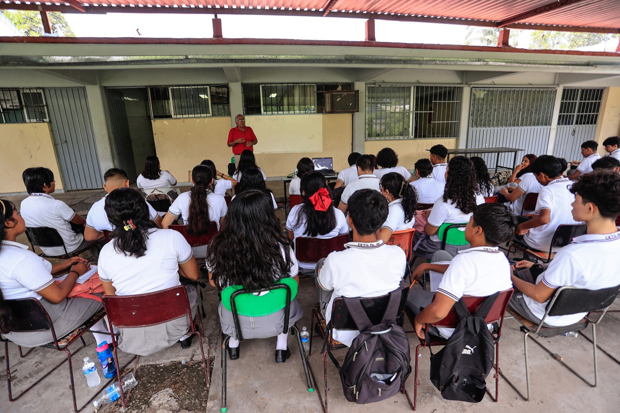 Fotografía de estudiantes en una clase, en la ciudad de Acapulco (México). (Foto de David Guzmán de la agencia EFE)