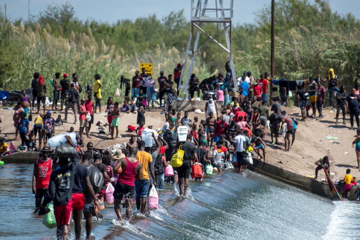 Fotografía de archivo del 18 de septiembre de 2021 de migrantes haitianos cruzando el Río Bravo rumbo a Estados Unidos, en Ciudad Acuña, estado de Coahuila (México). (Foto de Miguel Sierra de la agencia EFE)