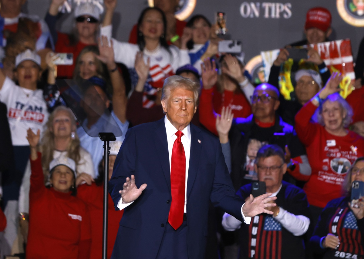 La gente aplaude mientras el presidente de Estados Unidos, Donald J. Trump, sube al podio para hablar en un evento en el Circa Resort y Casino en Las Vegas, Nevada, EUA, el 25 de enero de 2025. (Foto de Bizuayehu Tesfaye de la agencia EFE/EPA)