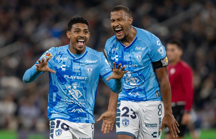 John Kennedy y Salomón Rondón de Pachuca celebran un gol ante Rayados. (Foto de EFE)