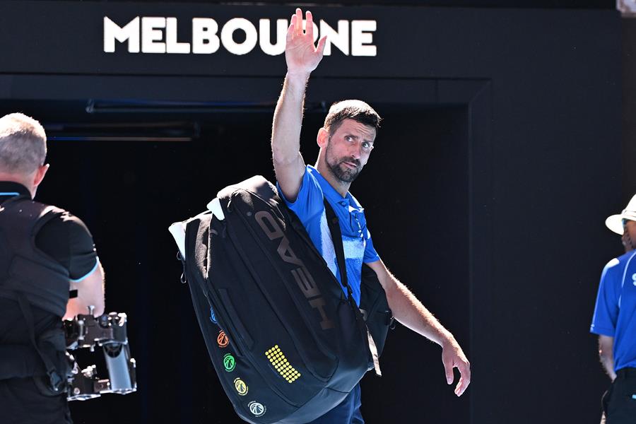 El tenista serbio Novak Djokovic, en el momento de abandonar, por lesión, el encuentro de semifinales del Abierto de Australia. (Foto de EFE)