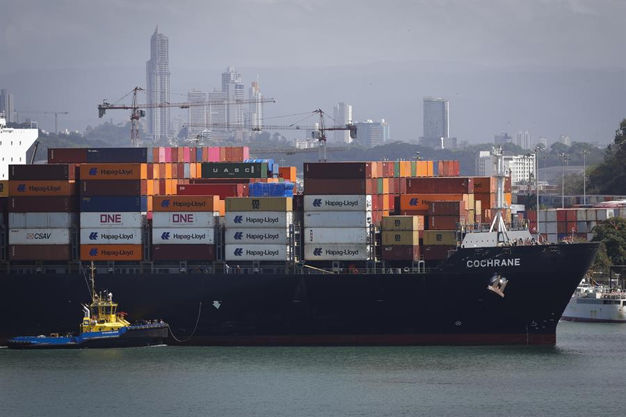 Un buque portacontenedores transita por el Canal de Panamá, en la Ciudad de Panamá. (Foto de EFE)