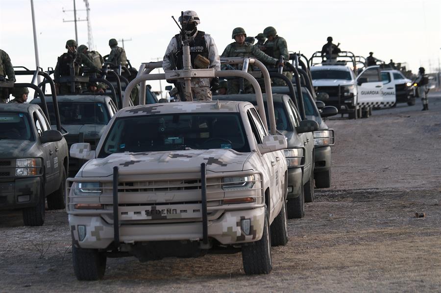 Fotografía de archivo de EFE de soldados del Ejército mexicano y de la Guardia Nacional (GN) patrullando calles del estado de Sinaloa.