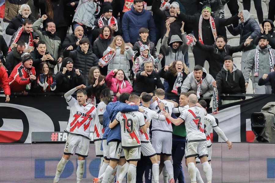 Los jugadores del Rayo Vallecano celebran el gol de Randy Nteka, durante el partido de la jornada 21 de LaLiga disputado entre el Rayo Vallecano y el Girona en el Estadio de Vallecas. (Foto de EFE)