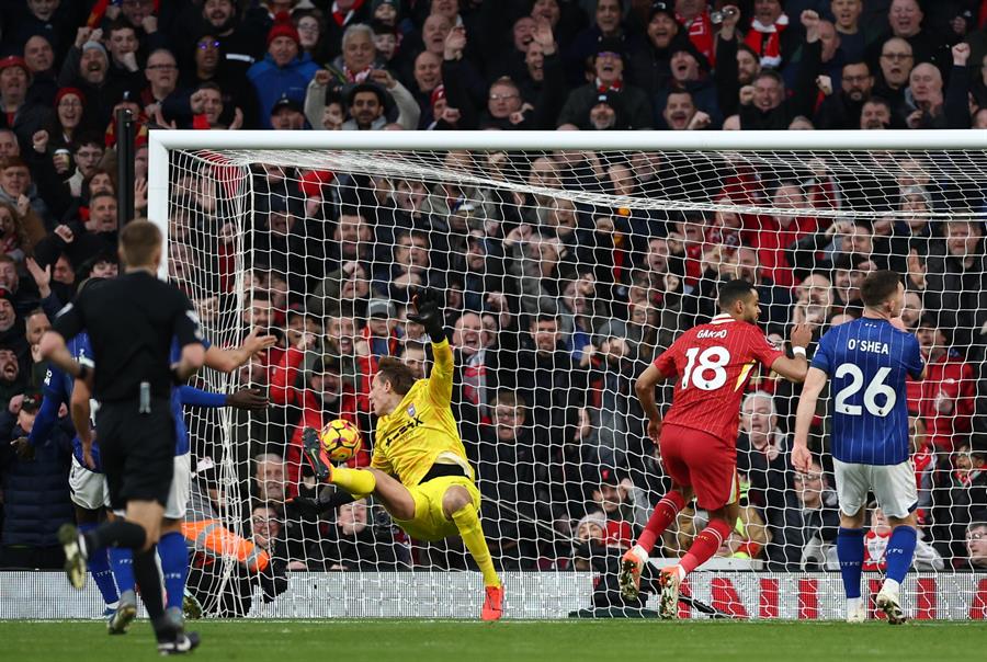 El jugador del Liverpool Cody Gakpo logra el 4-0 durante el partido de la Premier League que han jugado Liverpool FC e Ipswich Town, en Liverpool, Reino Unido. (Foto de EFE)