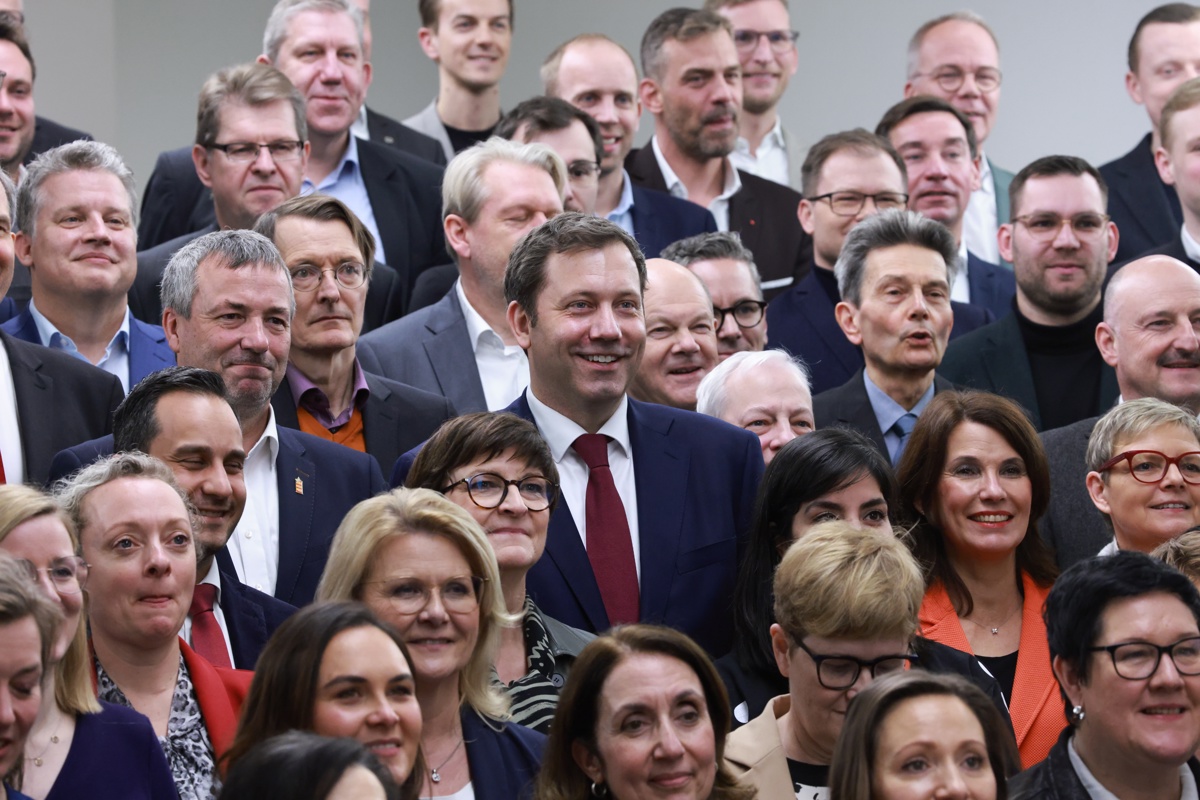 El copresidente del Partido Socialdemócrata (SPD) y recién elegido líder del grupo parlamentario del SPD, Lars Klingbeil (C), posando con miembros de la facción para una foto grupal después de una reunión del grupo parlamentario en el parlamento alemán “Bundestag” en Berlín, Alemania, 26 de febrero de 2025. (Foto de Clemens Bilan de la agencia EFE/EPA)