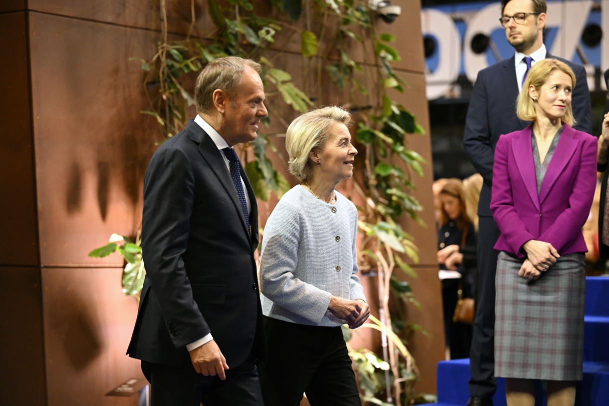 La presidenta de la Comisión Europea, Ursula von der Leyen (C), y el primer ministro polaco, Donald Tusk (L), caminan junto a la Alta Representante de la Unión para Asuntos Exteriores y Política de Seguridad, Kaja Kallas (R), mientras se preparan para posar para una foto grupal con miembros del gobierno polaco y el Colegio de Comisionados en el Centro de Solidaridad Europea en Gdansk, Polonia, 07 de febrero de 2025. (Foto de Adam Warzawa de la agencia EFE/EPA)