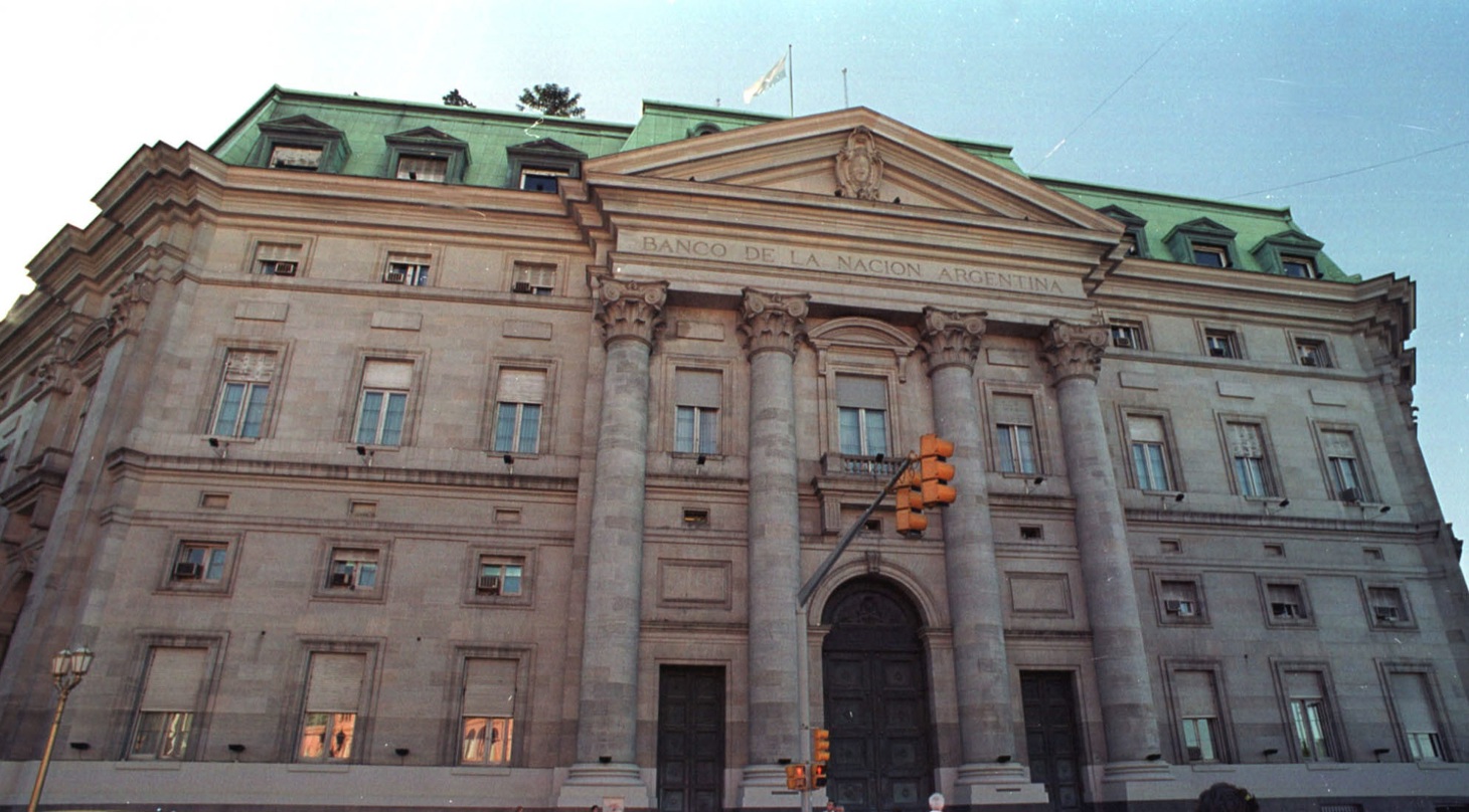 Fotografía de archivo en la que se registró una vista general del frontispicio de la sede principal del Banco de la Nación Argentina, en la ciudad de Buenos Aires. (Foto de Sebastián Oliver de la agencia EFE)