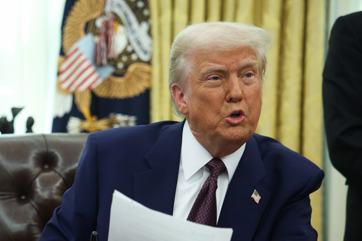 El presidente estadounidense, Donald Trump, se prepara para firmar una orden ejecutiva en la Oficina Oval de la Casa Blanca en Washington. (Foto de Francis Chung de la agencia EFE/EPA)