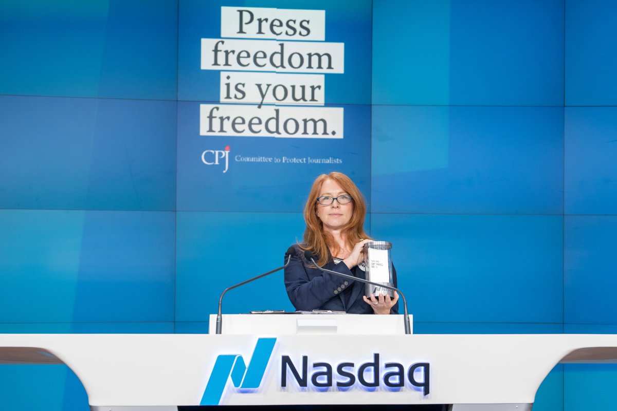 Fotografía cedida por Nasdaq donde aparece la directora ejecutiva del Comité para la Protección de los Periodistas (CPJ), Jodie Ginsberg, durante una sesión realizada el 3 de mayo de 2023 en la bolsa de Nueva York. (Foto de Vanja Savic EFE/ /Nasdaq)