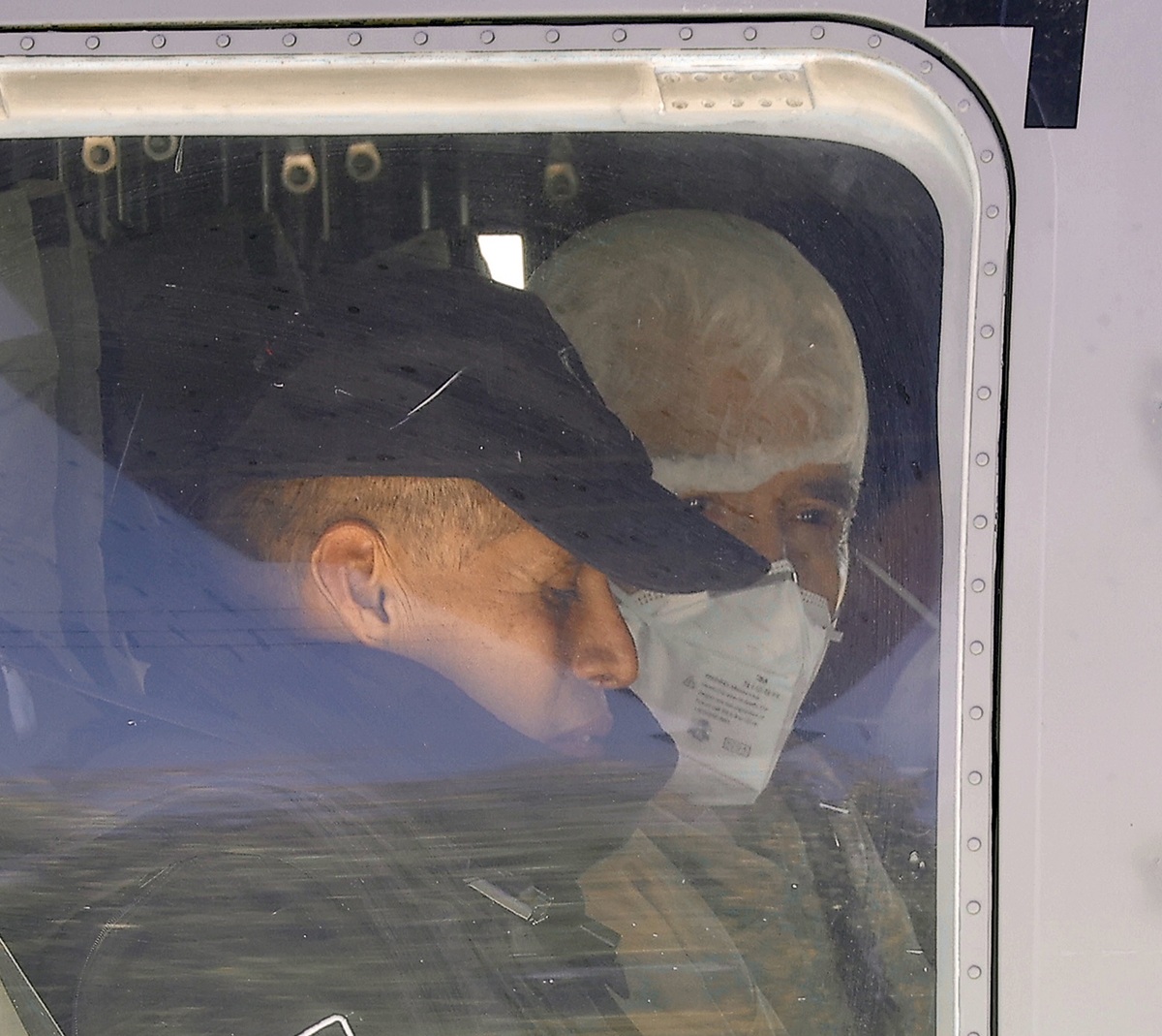 Fotografía de archivo del 11 de noviembre de 2024 en la que se ve un integrante de la Guardia Nacional (GN) acompañando el traslado en helicóptero del narcotraficante Rafael Caro Quintero (d) al penal del Altiplano, luego de ser atendido en un hospital de la ciudad de Toluca (México). (Foto de Felipe Gutiérrez de la agencia EFE)