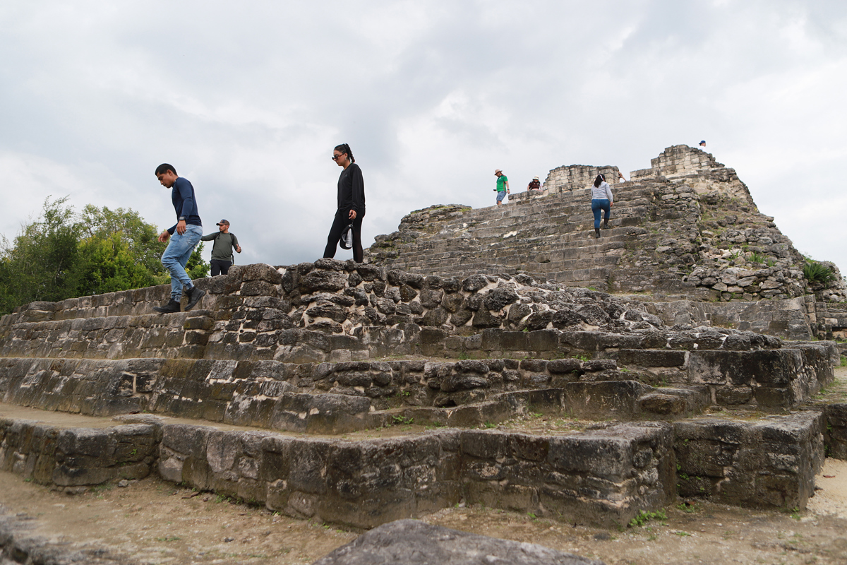 Turistas recorren la zona arqueológica de Ichkabal este lunes en el municipio de Bacalar en Quintana Roo (México). (Foto de Lourdes Cruz de la agencia EFE)