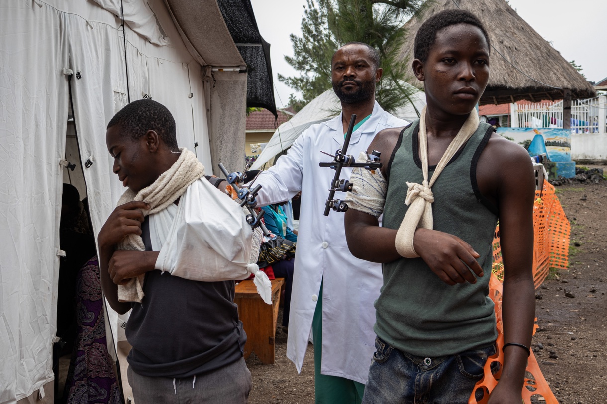 Pacientes que resultaron heridos en los enfrentamientos del Ejército de la República Democrática del Congo y los rebeldes del grupo M23. (Foto de Marie Jeanne Munyerenkana de la agencia EFE/EPA)
