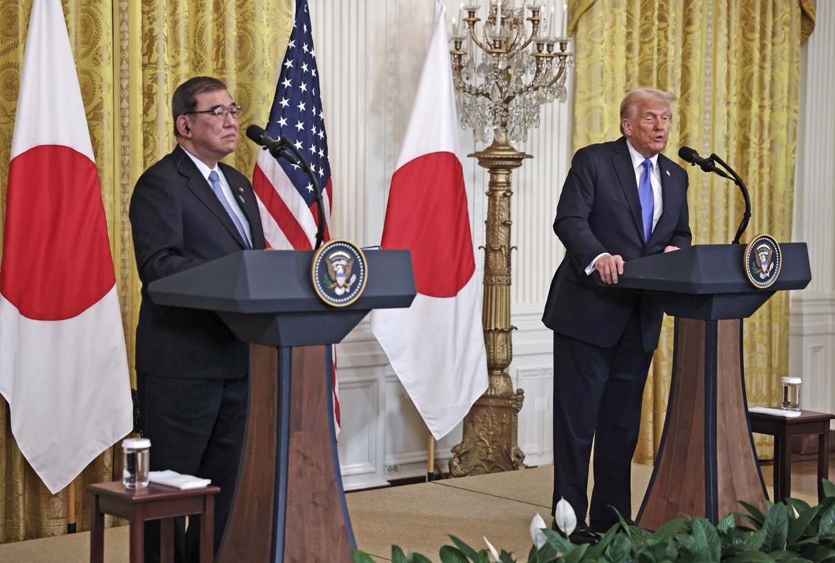 El presidente de EUA Donald Trump (D) y el primer ministro japonés Shigeru Ishiba (I) hacen declaraciones en una conferencia de prensa conjunta en el Salón Este de la Casa Blanca en Washington, DC, EUA, el 7 de febrero de 2025. (Foto de Anna Rose Layden/ EFE)