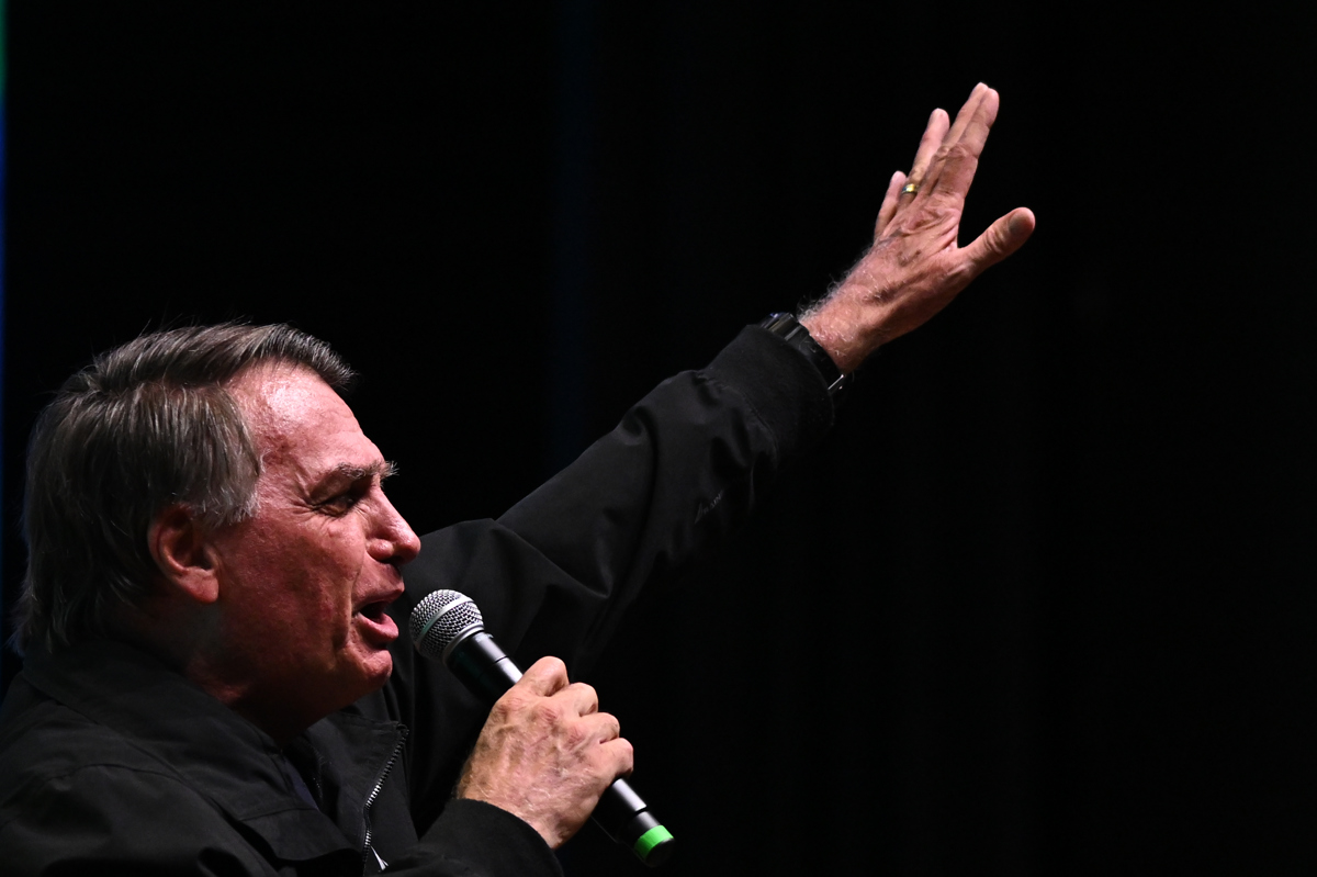 El expresidente de Brasil, Jair Bolsonaro (2019-2022), habla durante un evento del partido Liberal este jueves, en el Centro de Convenciones Ulysses Guimarães, en Brasilia (Brasil). (Foto de Andre Borges de la agencia EFE)