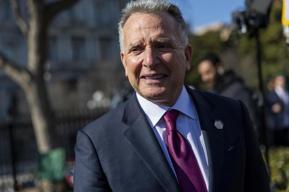 Fotografía de archivo, tomada el pasado 4 de febrero, en la que se registró al enviado especial de EUA para Oriente Medio, Steve Witkoff, quien confirmó que una delegación de su país viajará a Arabia Saudí para reunirse con funcionarios rusos en el marco de contactos orientados a buscar una salida a la guerra con Ucrania. (Foto de Shawn Thew de la agencia EFE)