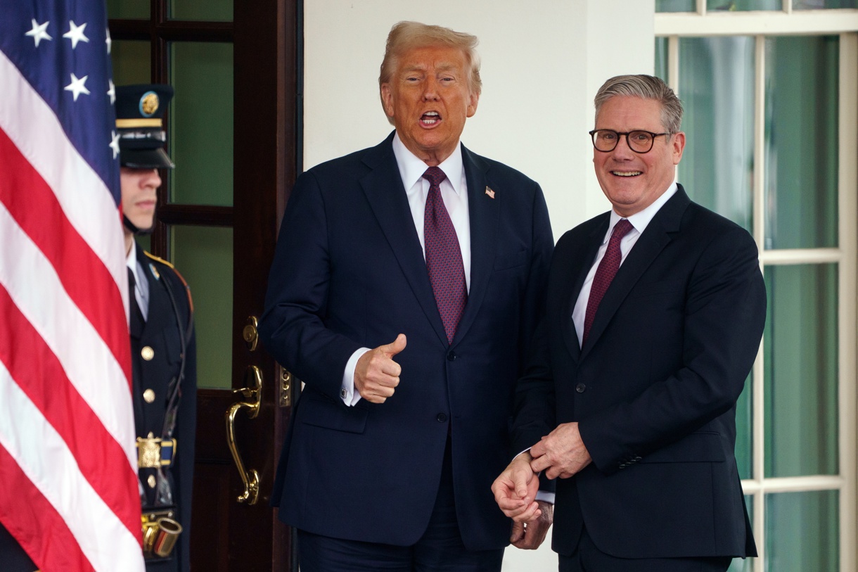 El presidente de EUA, Donald Trump (i), saluda este jueves al primer ministro británico, Keir Starmer, en la Casa Blanca, en Washington D.C. (Foto de Will Oliver de la agencia EFE/EPA)