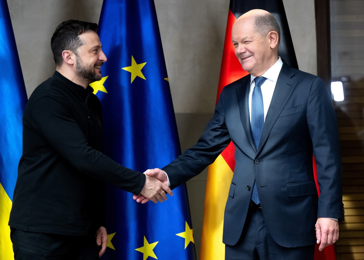 El canciller alemán, Olaf Scholz (derecha), saluda al presidente de Ucrania, Volodímir Zelenski durante la Conferencia de Seguridad celebrada en Múnich. (Foto de Sven Hoppe de la agencia EFE/EPA)