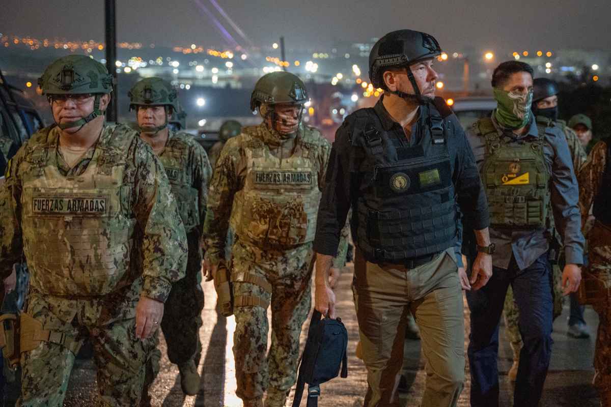 Foto de archivo que muestra al ministro de Defensa de Ecuador, Gian Carlo Loffredo (2-d), participando en un operativo en Guayaquil (Ecuador). (Foto de Mauricio Torres de la agencia EFE)