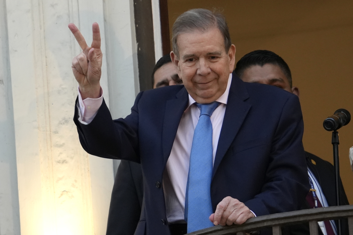 Fotografía de archivo fechada el 29 de enero de 2025 del líder antichavista, Edmundo González Urrutia, saludando a simpatizantes desde un balcón del Gran Hotel Bolívar, en Lima (Perú). (Foto de John Reyes Mejía de la agencia EFE)