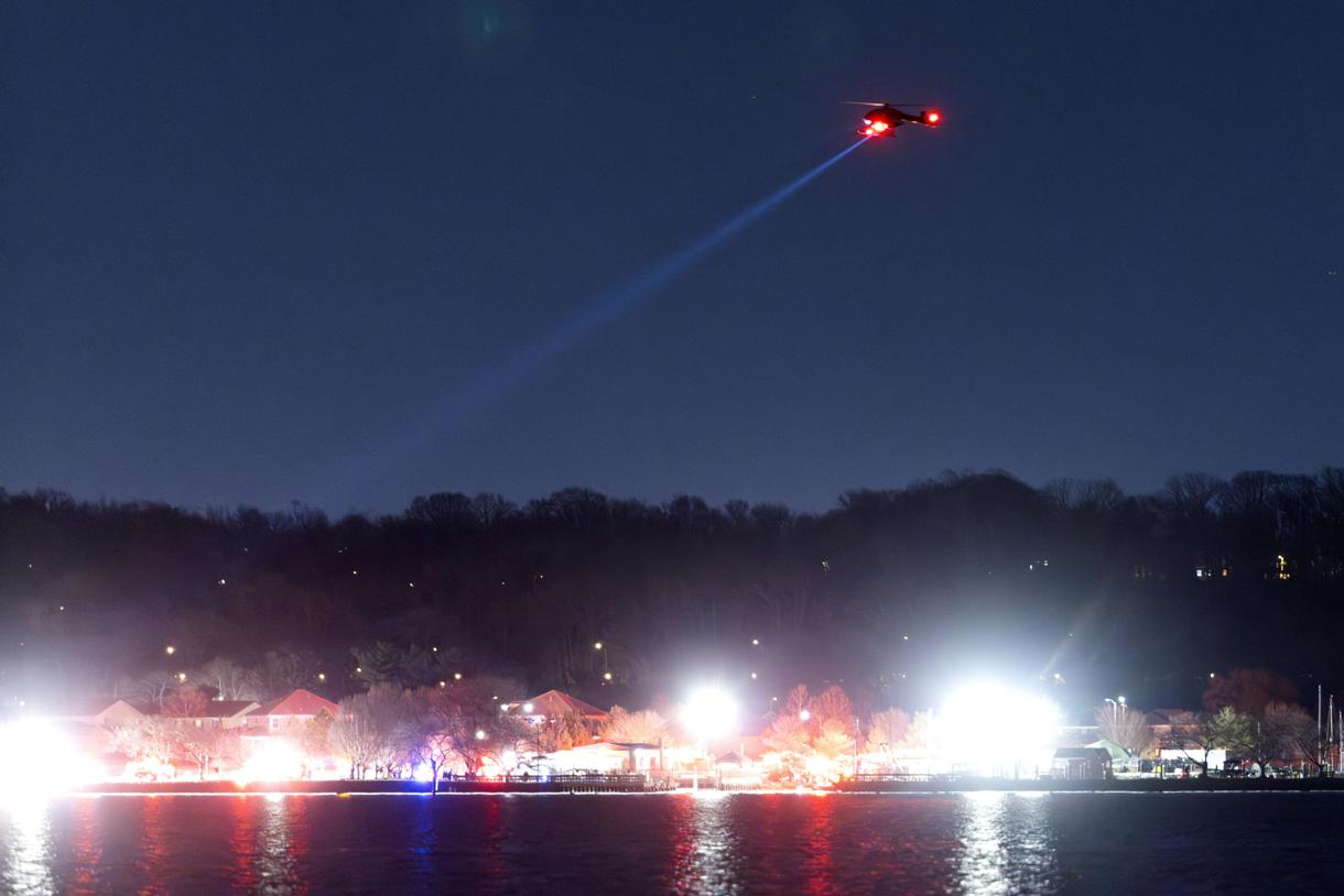 Fotografía de los equipos de rescate en el río Potomac en la aproximación al aeropuerto nacional Ronald Reagan de Washington, DC, Estados Unidos. (Foto de Jim Lo Scalzo de la agencia EFE)